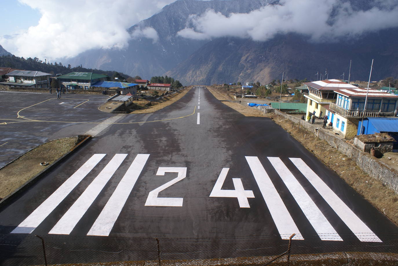 Aeropuerto Tenzing-Hillary (Nepal) | Fue construido en 1964 en la pequeña localidad de Lukla. Es conocido porque se encuentra en el lugar donde la mayoría de los alpinistas comienzan la subida al Campo Base del Monte Everest. 