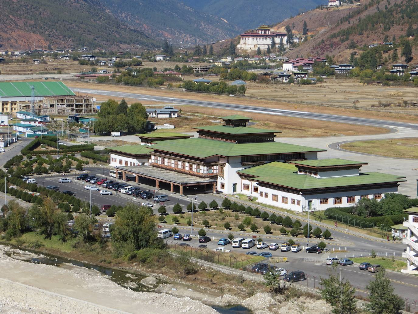 Cuenta con poco más de 1.200 metros de longitud, está construido en un valle, a orillas del río Paro Chu, y está rodeado de montañas que superan los 5.500 metros de altura. 