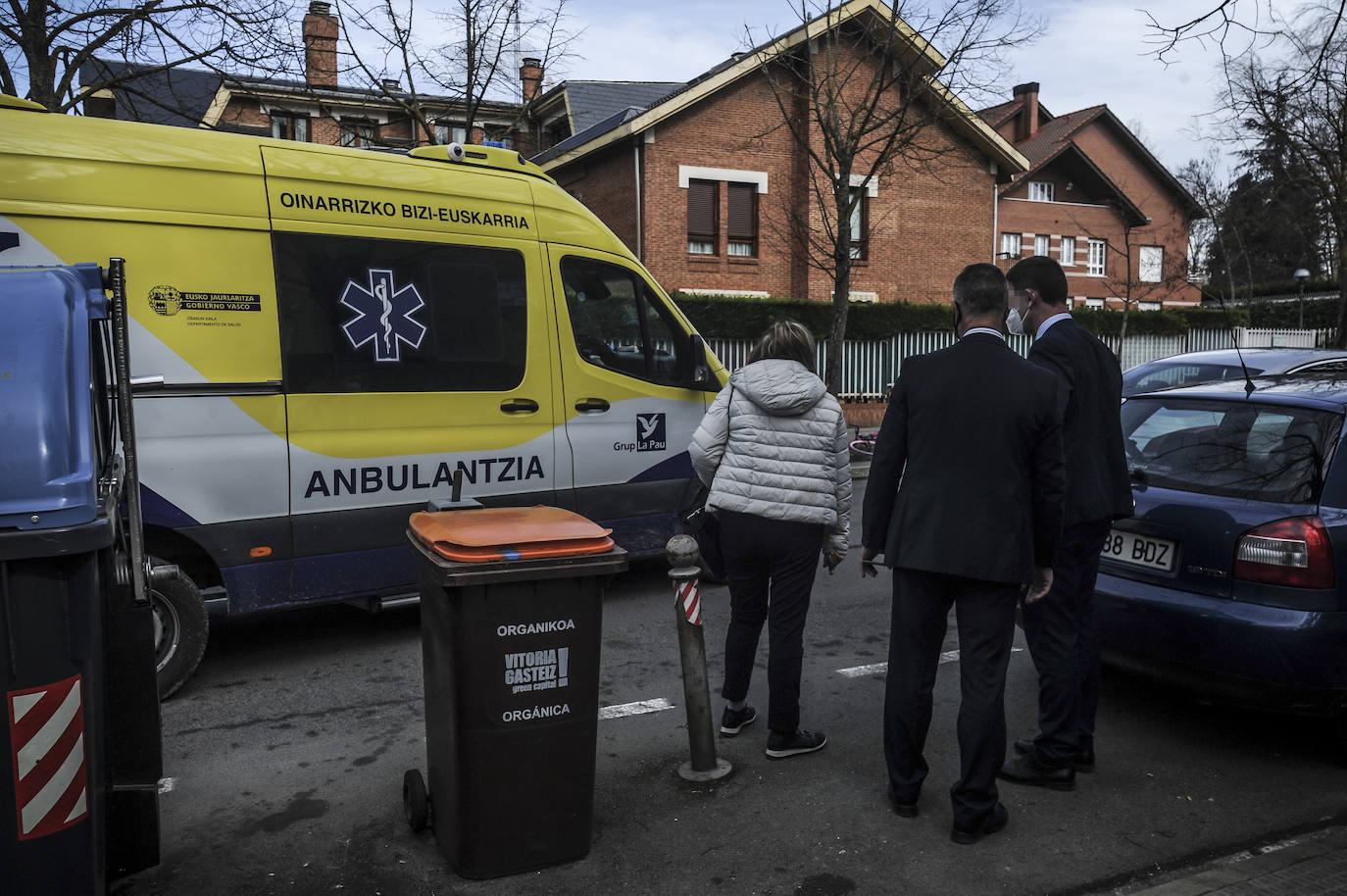 La víctima conversa con sanitarios en presencia de dos ertzainas del servicio de escolta. 