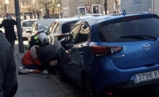 Un policía local y un sanitario auxilian a la mujer atacada el lunes en la calle Eduardo Velasco. 