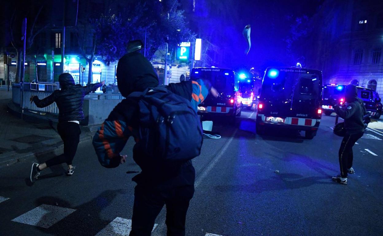 Los Mossos investigarán la pérdida del ojo de una joven durante las cargas en Barcelona por el encarcelamiento de Hasél