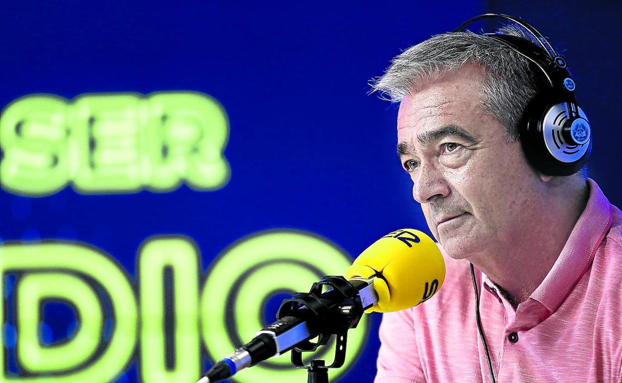 Francino lleva cuarenta años a los micrófonos y asegura mantener «la pasión» inicial. 