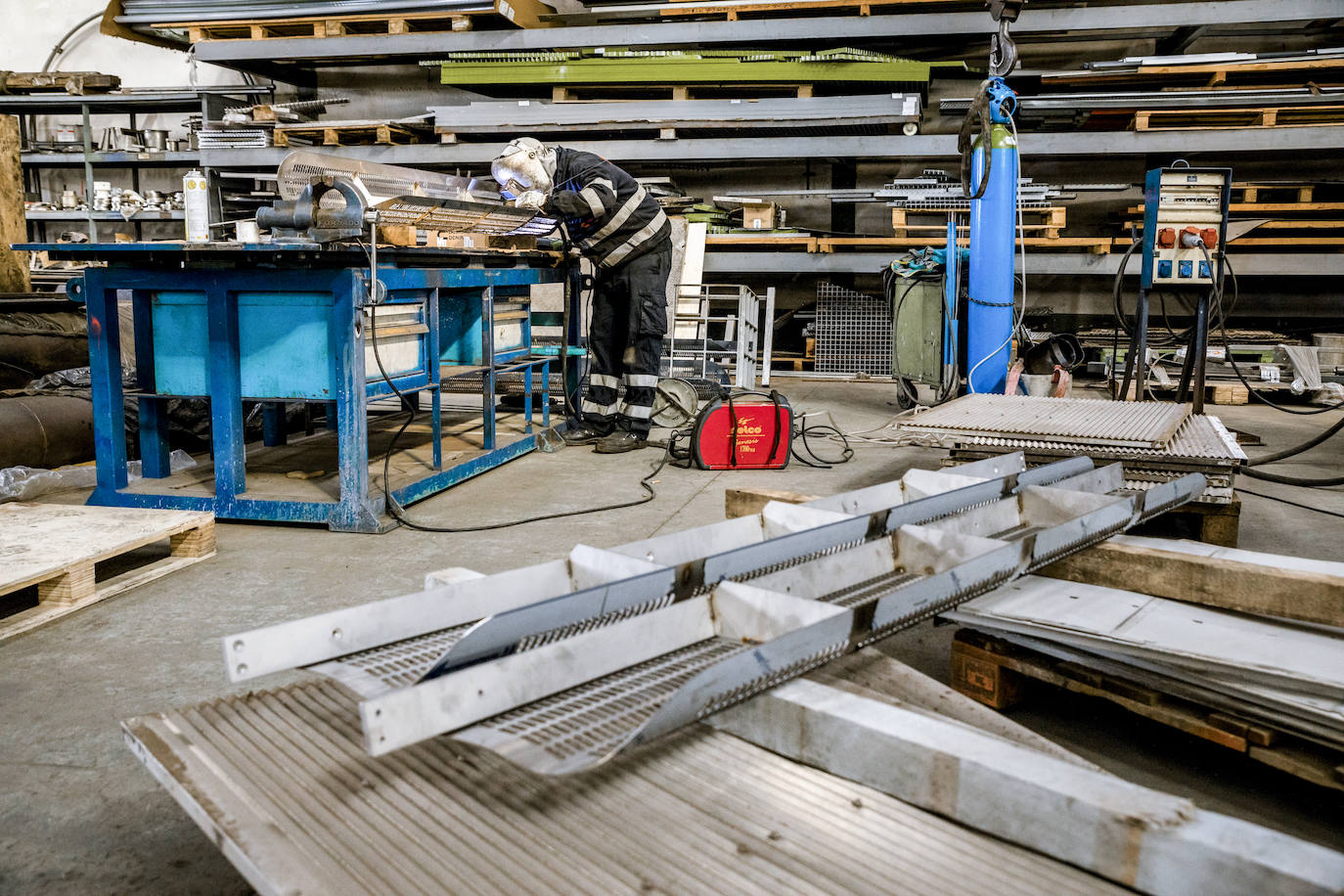 Un trabajador solda el nuevo banco en en la nave industrial de la empresa que se ha encargado de su construcción.