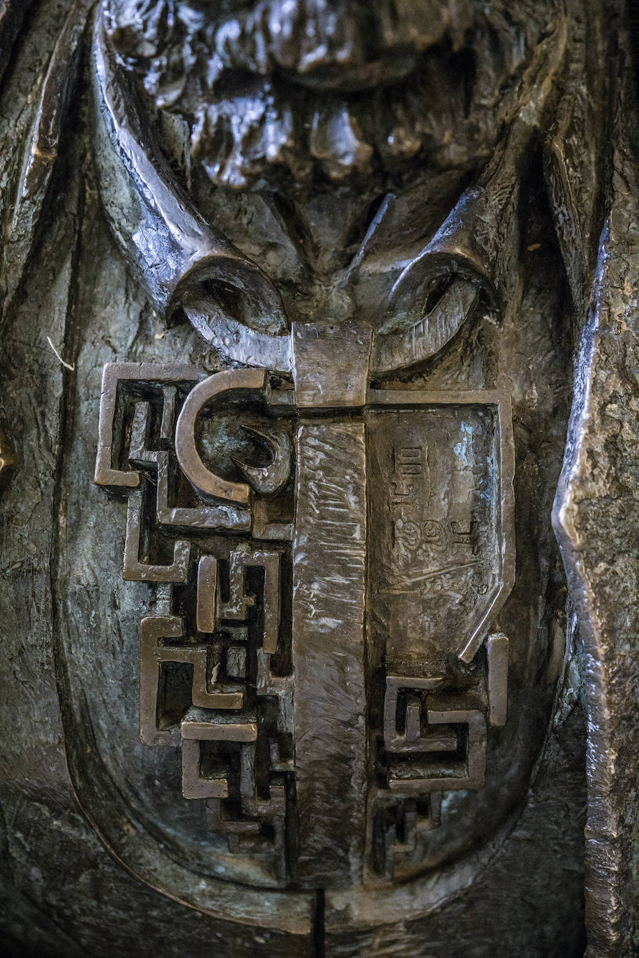 Un laberinto en la parte superior del tronco y un espacio vacío simboliza la libertad y la dificultad de elegir un camino.