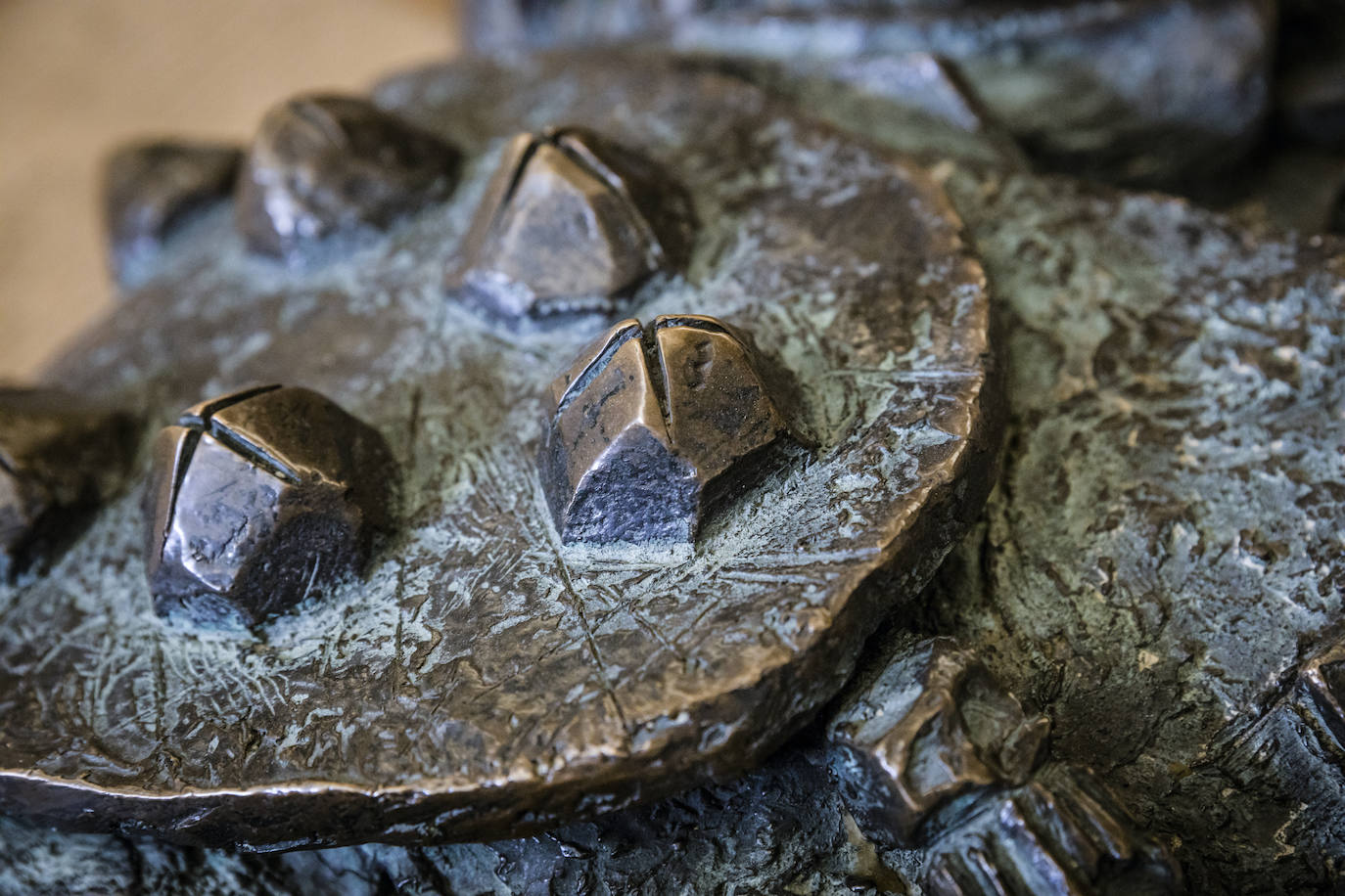 Lejos de ser las hombreras de un traje de luces, la escultura cuenta con puntas de protección de un "guerrero".