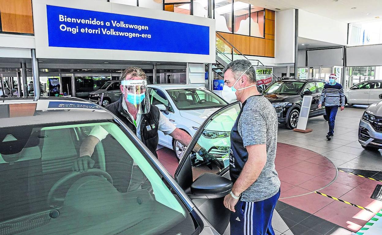 La mitad de los coches que salen de los concesionarios alaveses se alimenta de gasolina. 