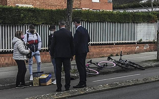 La víctima charla con sus dos salvadores, estudiantes de la zona, y los ertzainas de paisano. 