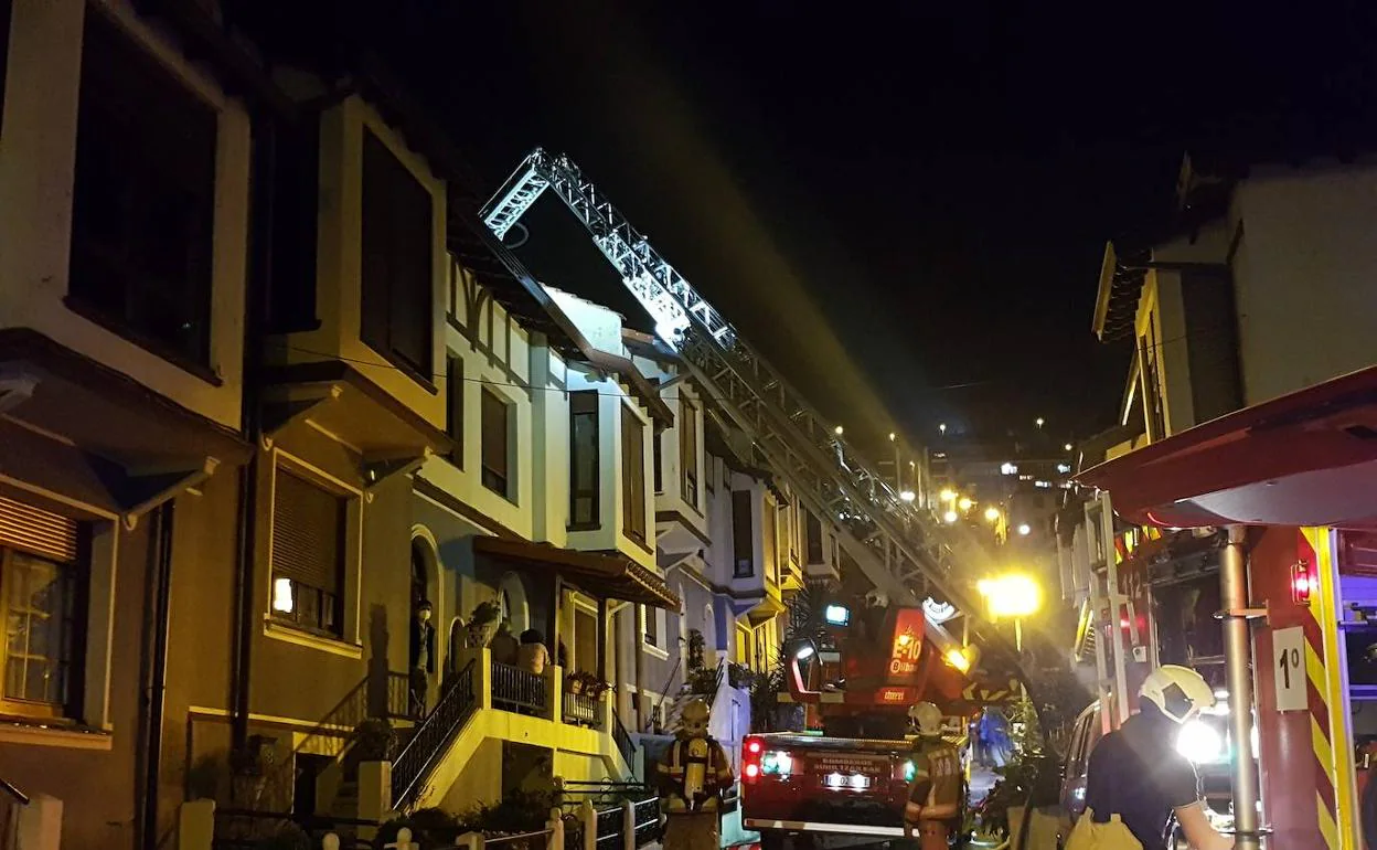 Suceso en Bilbao: Desalojan una vivienda en el barrio Santa Ana de Bilbao por un incendio