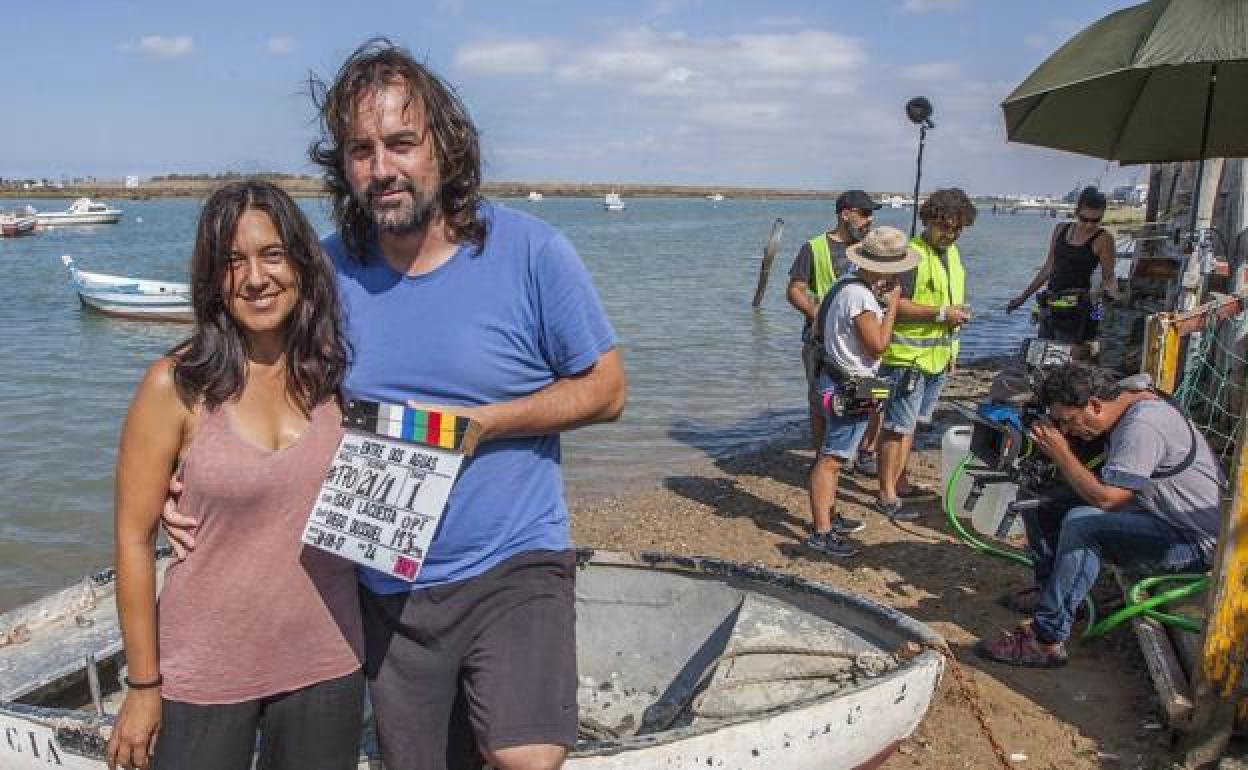 Isaki Lacuesta y su colabora habitual, la guionista Isa Campo, en el rodaje de 'Entre dos aguas'.
