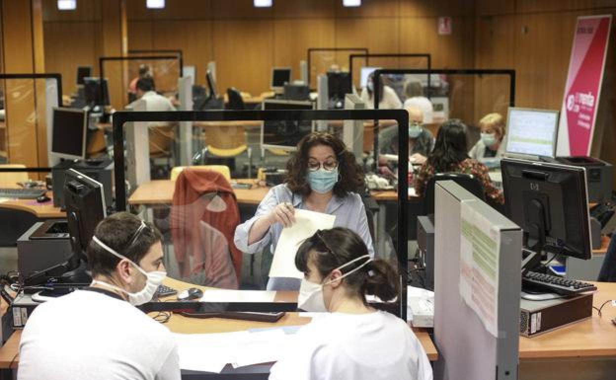 La posibilidad de confeccionar la declaración en las oficinas de Hacienda dejará de estar disponible para quienes tienen mayor capacidad económica. 