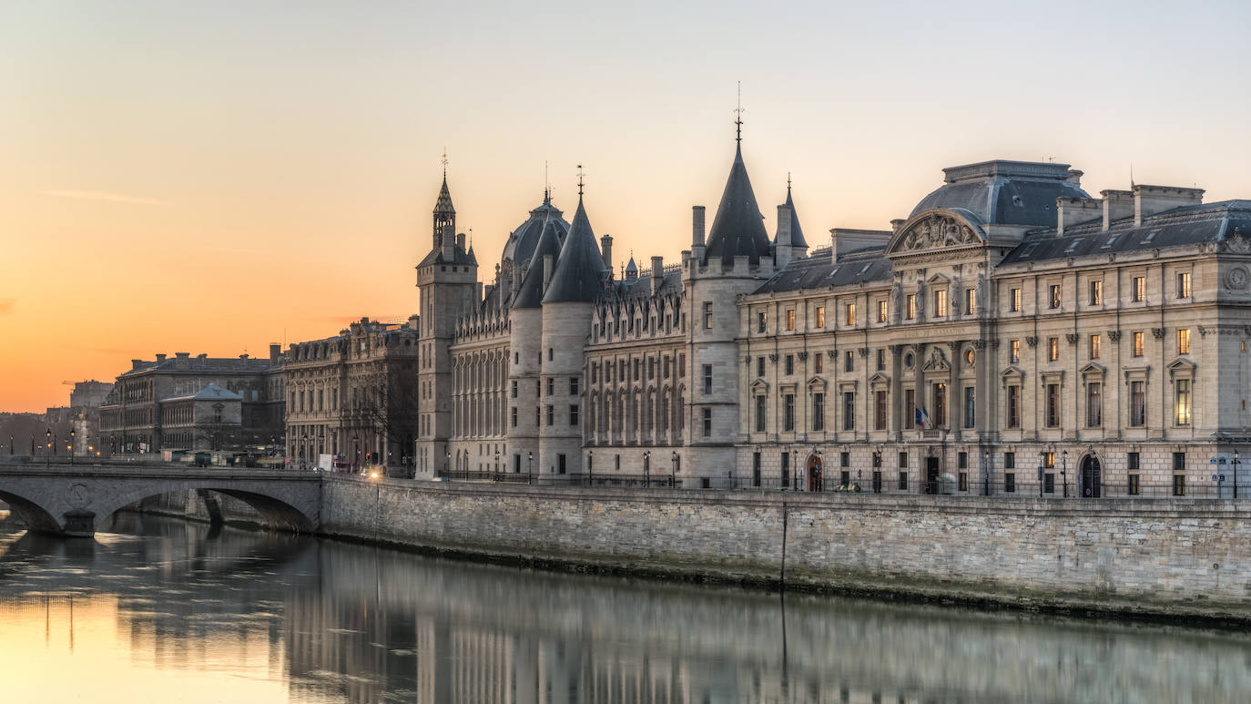 8.- La Conciergerie (París, Francia) | La Conciergerie, hogar de la Sainte-Chapelle, se convirtió en el principal centro de detención de los reaccionarios durante la Revolución Francesa.