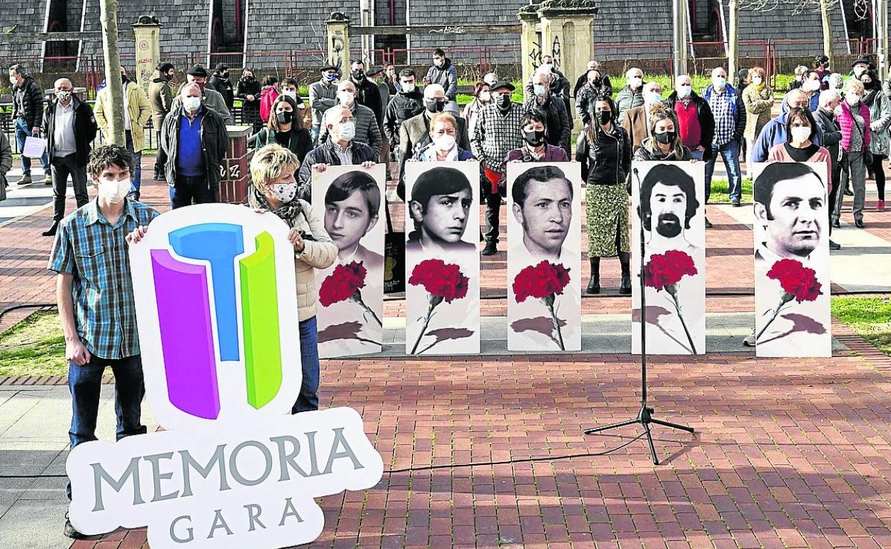 Las fotos de los cinco asesinados por la Policía Armada presidieron el acto frente a San Francisco.