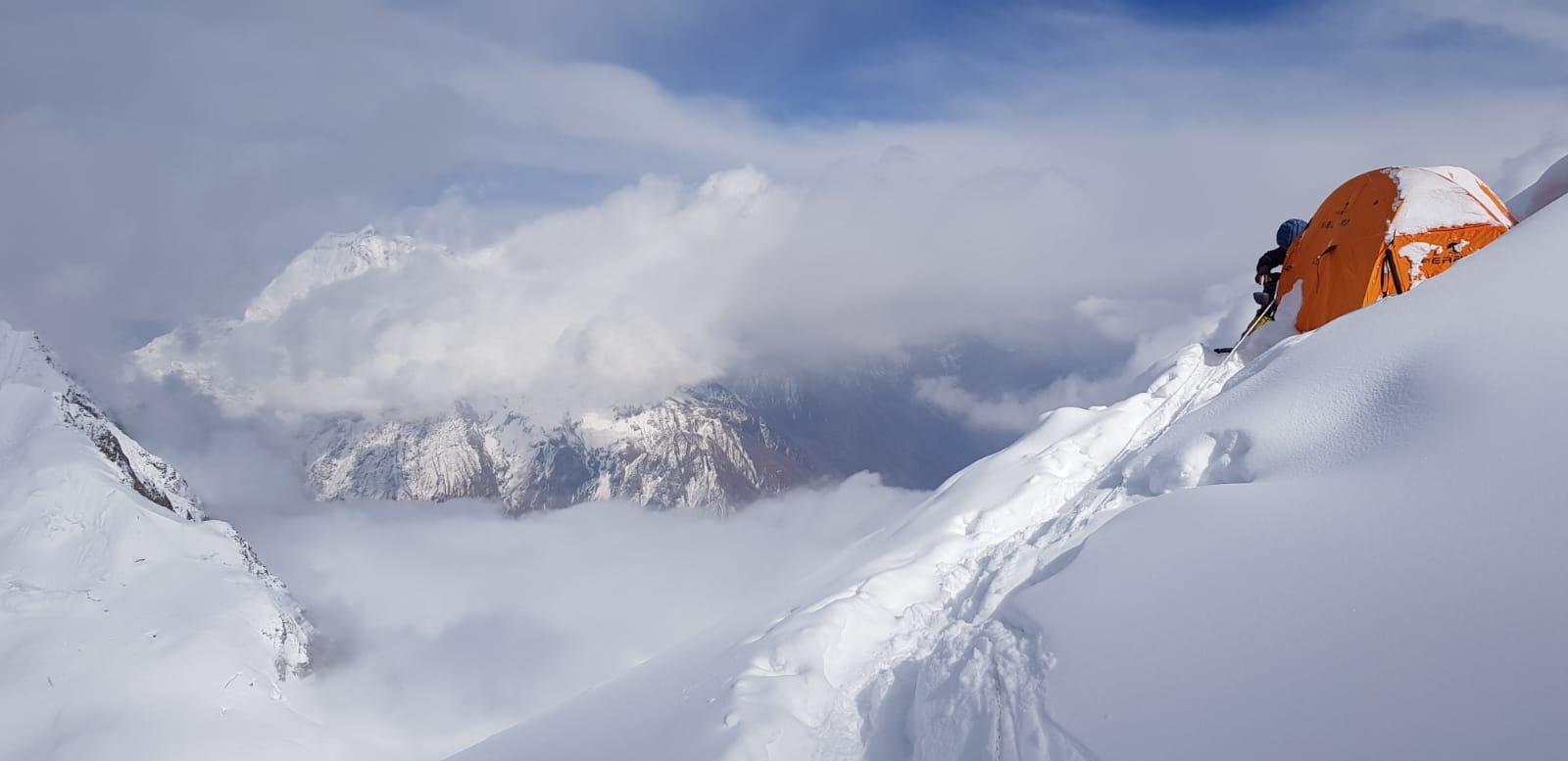 Fotos: Txikon se plantea prorrogar el permiso de expedición para un nuevo ataque a cima