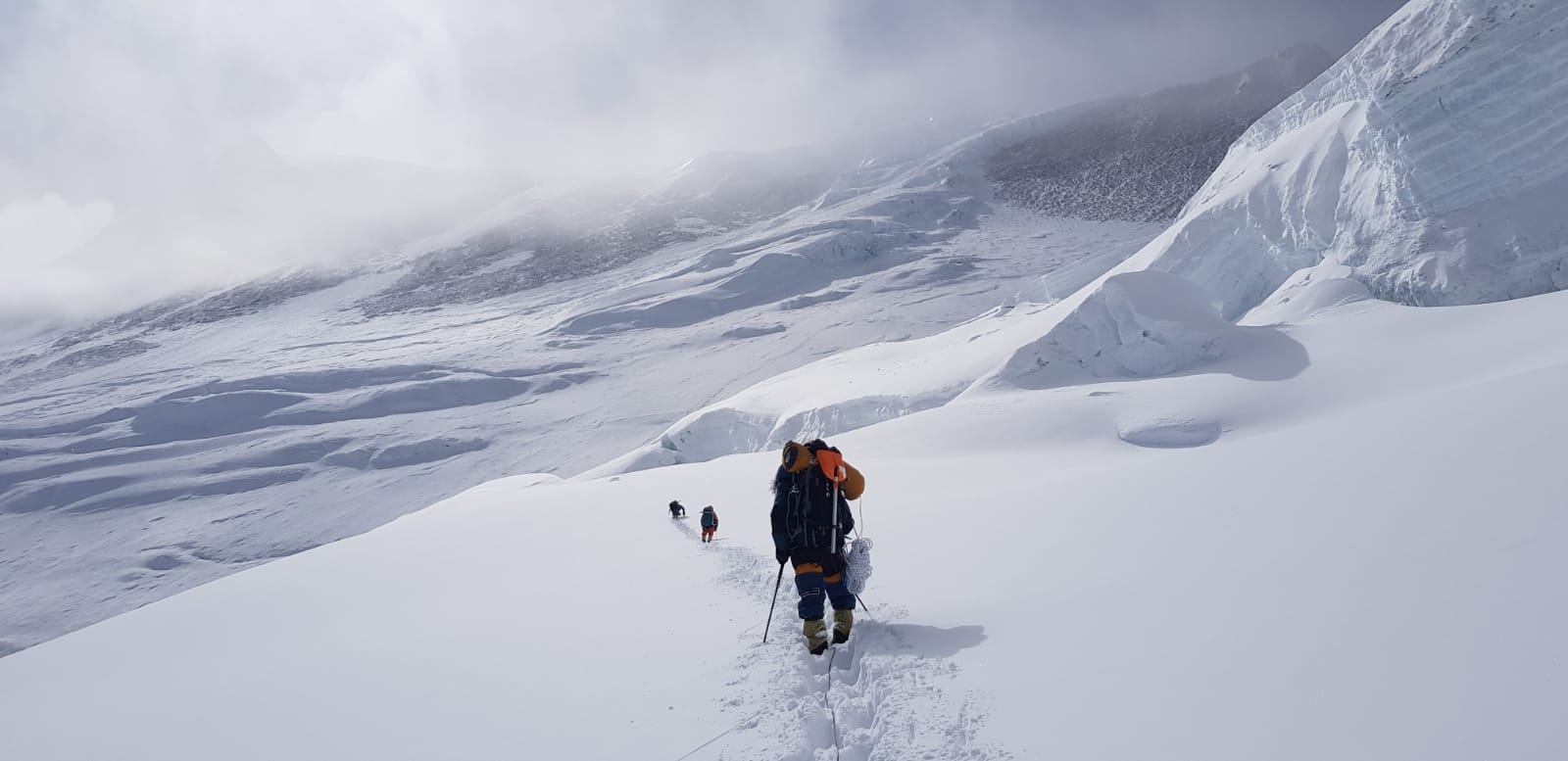 Fotos: Txikon se plantea prorrogar el permiso de expedición para un nuevo ataque a cima