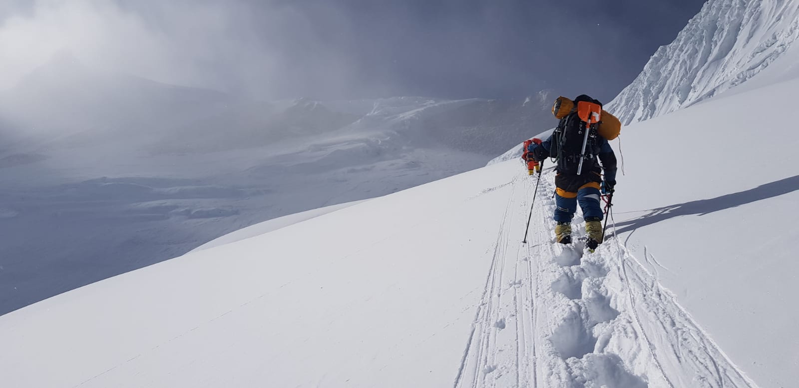 Fotos: Txikon se plantea prorrogar el permiso de expedición para un nuevo ataque a cima