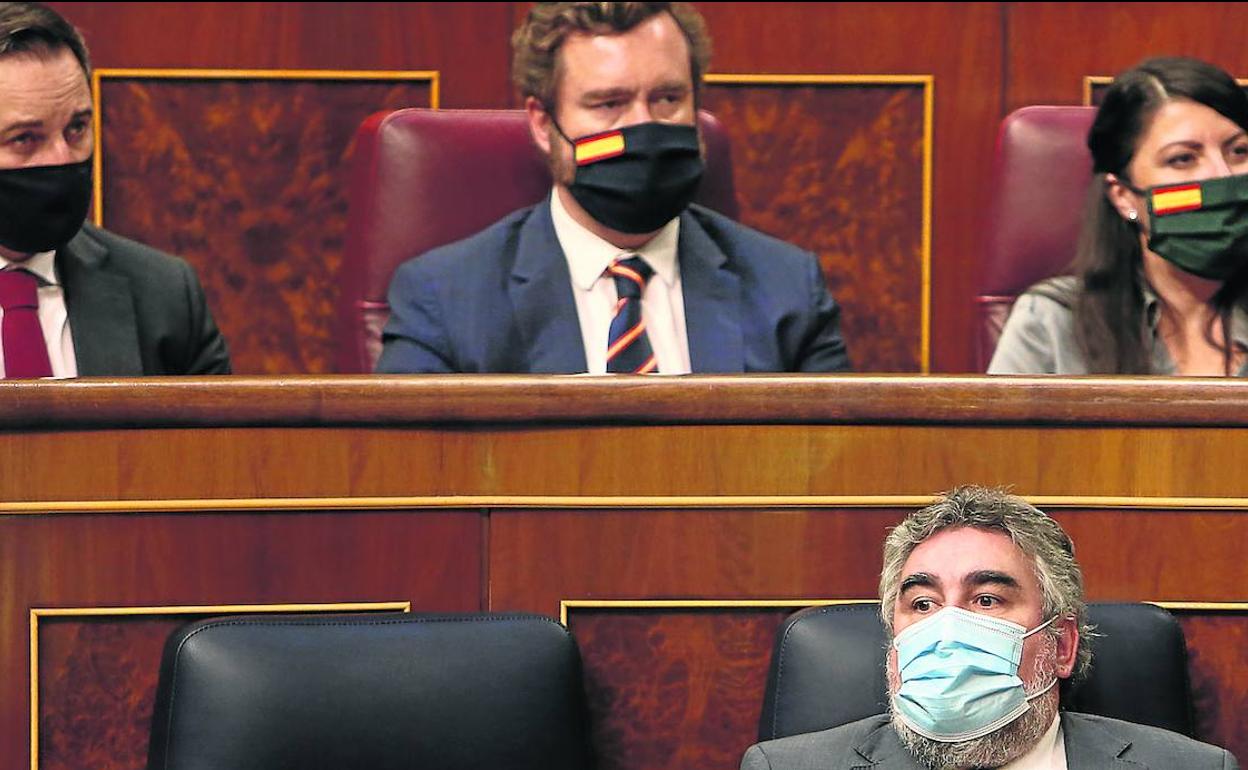 Los dirigentes de Vox Santiago Abascal, Iván Espinosa de los Monteros y Macarena Olona, en el Congreso; en la otra fila, el ministro Uribes. 