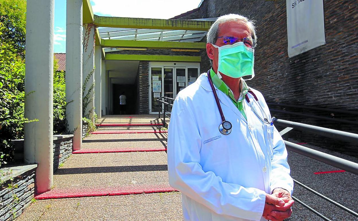 Salvador Tranche, médico de Irún, tiene su consulta en el centro de Salud El Cristo de Oviedo. 