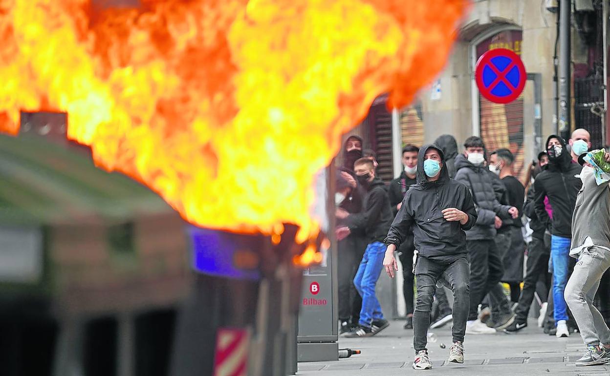 Los violentos quemaron contenedores y destrozaron mobiliario urbano tras la manifestación de apoyo a Hasél en Bilbao. 
