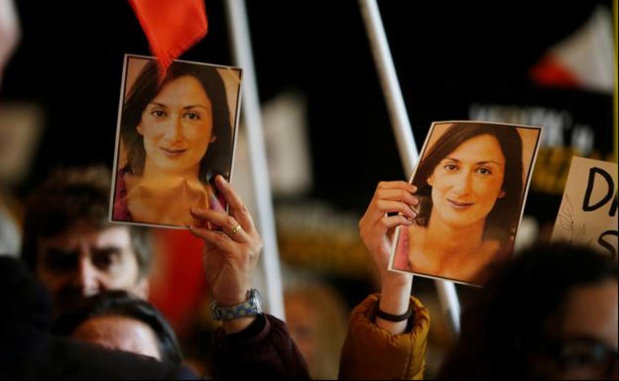 Fotografías de la periodista Daphne Caruana, mostradas durante en una protesta contra el Gobierno de Malta por la corrupción. 