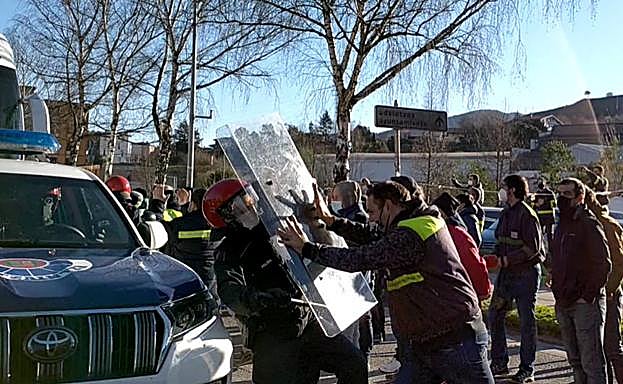Incidentes en Tubacex en Llodio: Echenique, sobre los incidentes en Tubacex: «¿Llamarán 'violentos terroristas' a los que luchan para que 150 familias no se queden sin sustento?»
