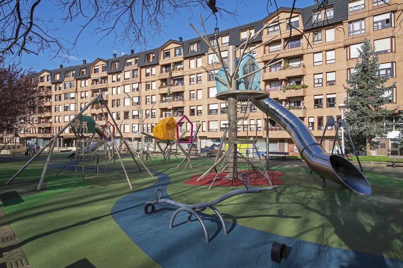 Fotos: El Parque Eskurtze estrena nuevas zonas deportivas y de juegos infantiles