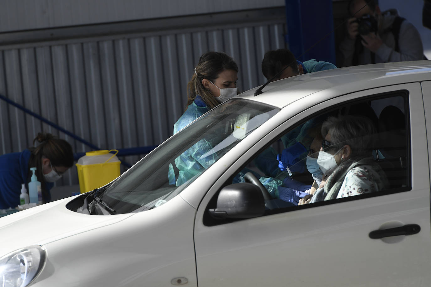 Fotos: Osakidetza empieza hoy en Mungia la vacunación a mayores sin bajarse del coche