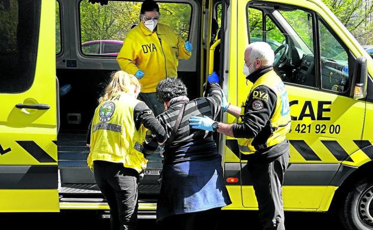 Una ambulancia de la DYA traslada a una mujer de una residencia de Bilbao. 