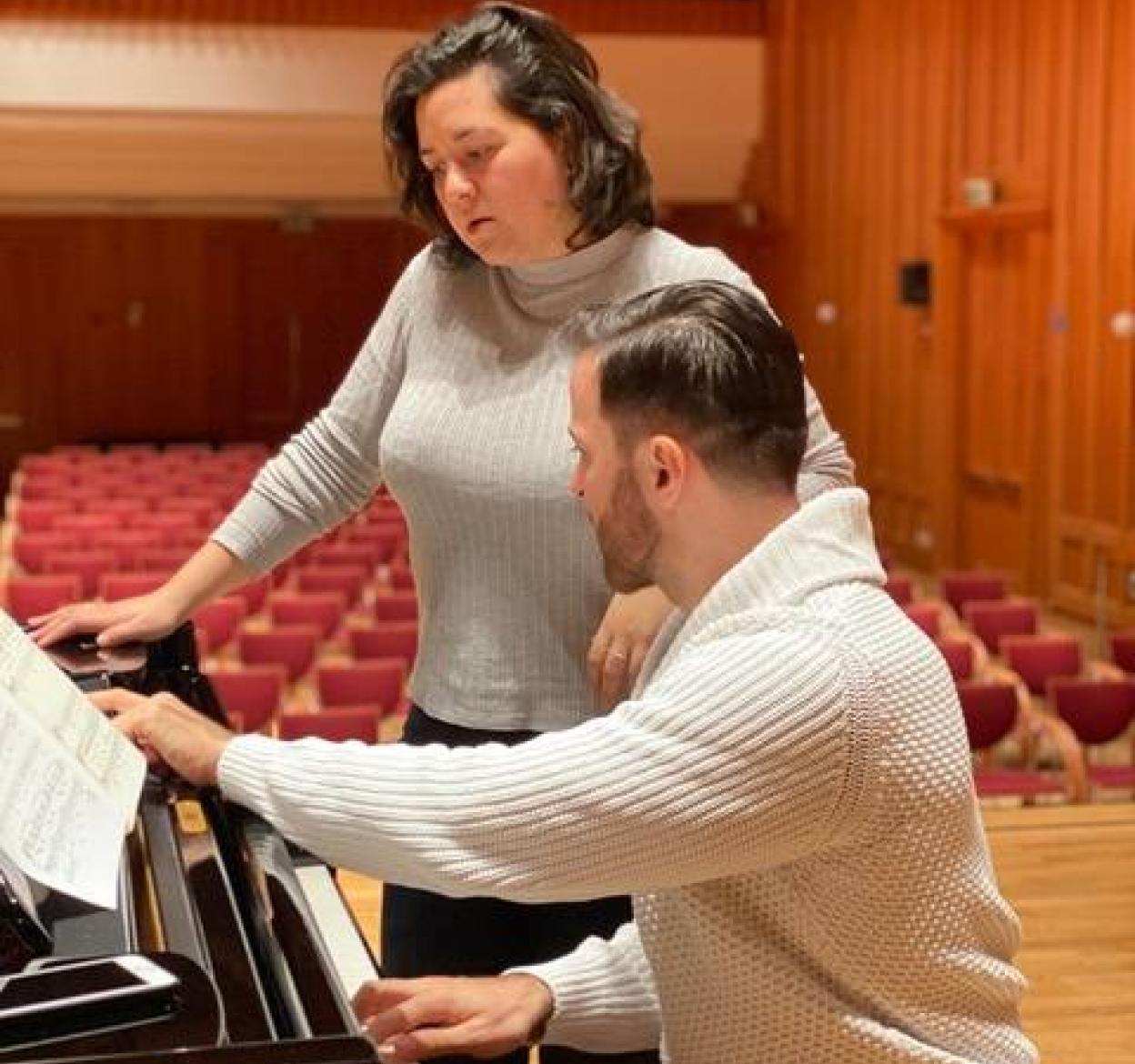 Adriana González e Iñaki Encina Oyón, en la sala de grabación en Italia.