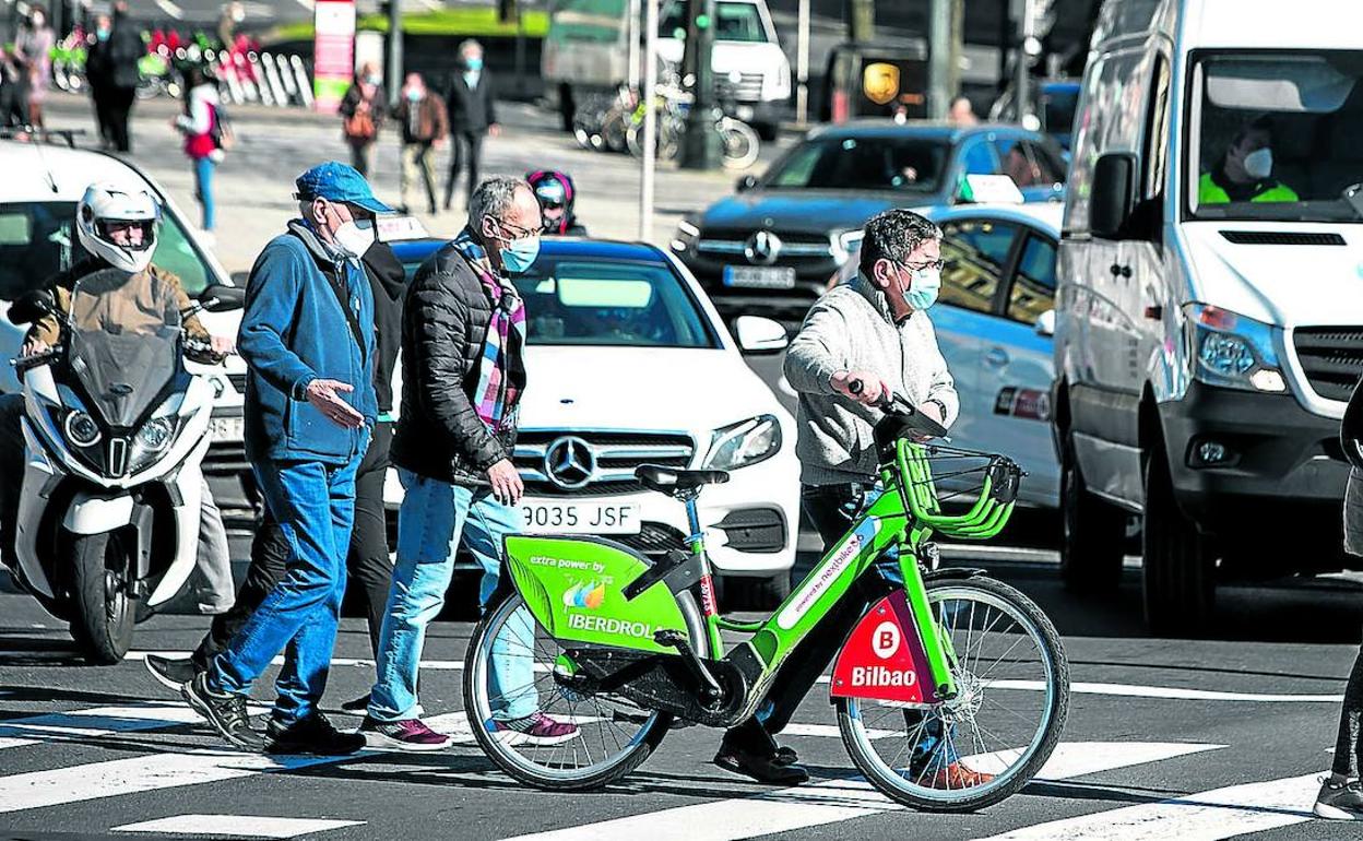 La apuesta de Bilbao es dar preferencia a los peatones y las bicicletas frente al coche.