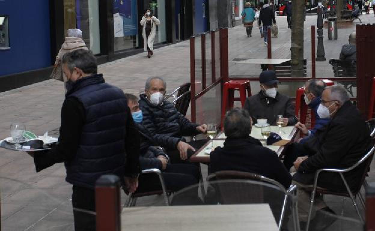 Ayudas a la hostelería en Bilbao: El Ayuntamiento amplía a la hostelería el plazo de adhesión hasta agotar los 'bonos Bilbao'