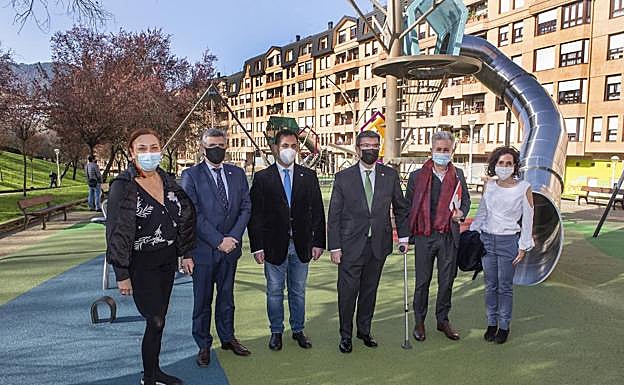 El alcalde y el resto de los representantes municipales recorren el espacio de juegos.