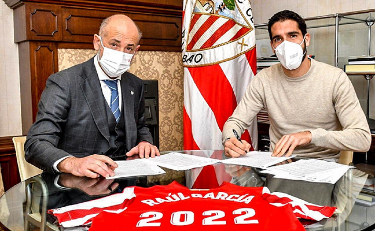 Renovación de Raúl García: Raúl García: «Puedo aportar cosas que los jóvenes no tienen»