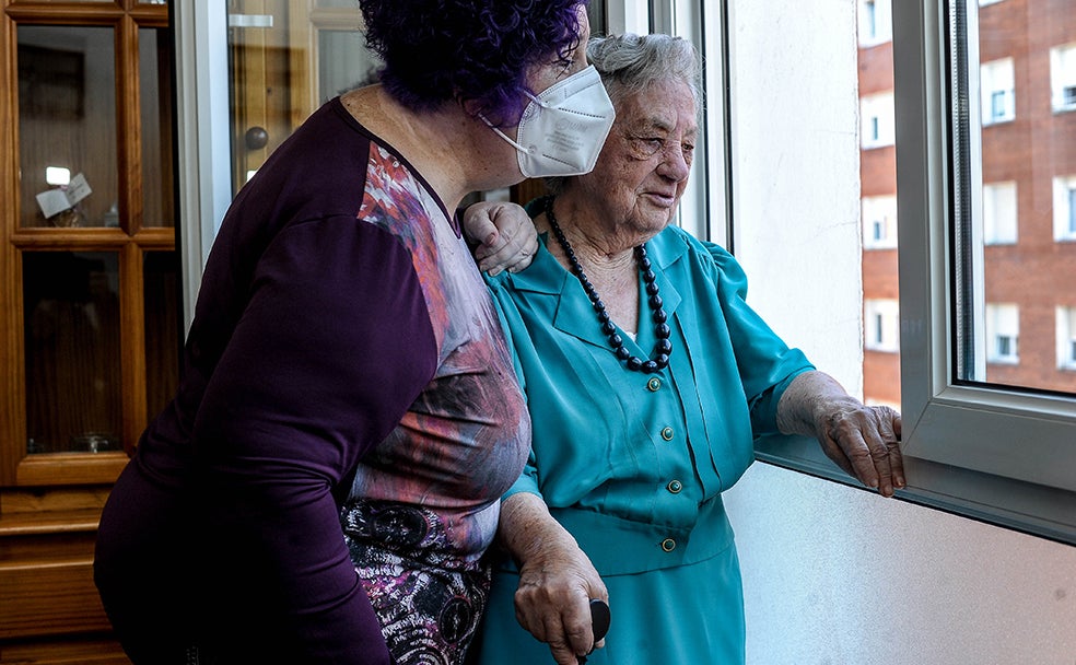 Lucinda Solana, junto a la hija de su sobrina, Aintzane, ayer en su piso de Erandio. 