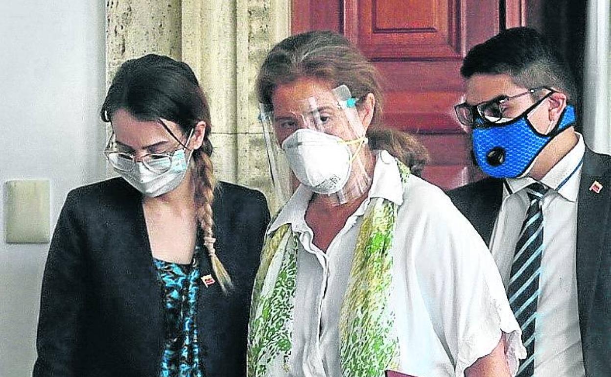 Brilhante sale de la sede de Exteriores tras comunicársele su expulsion. 