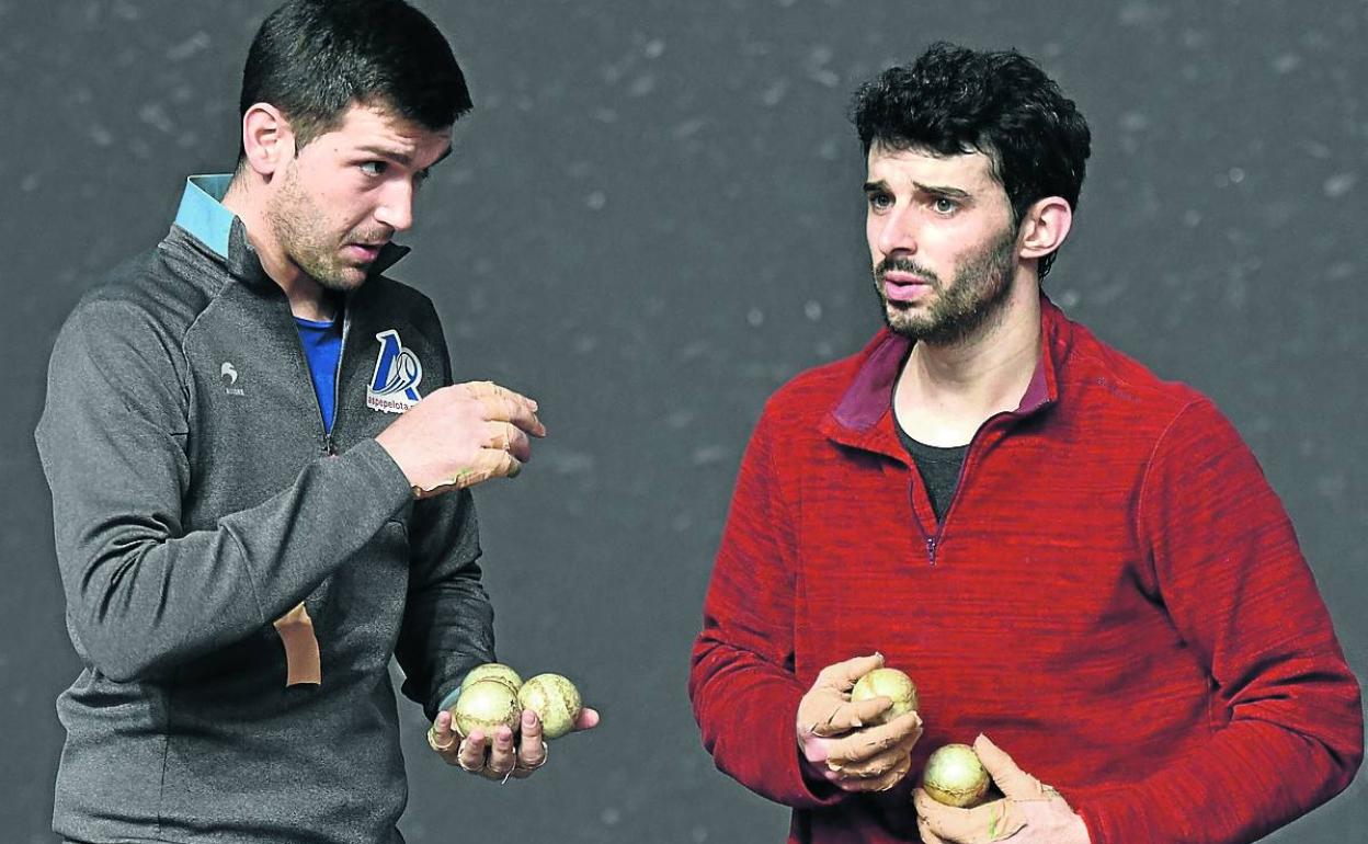 Ladis Galarza y Altuna III, durante la elección de material en el frontón de Zestoa. 