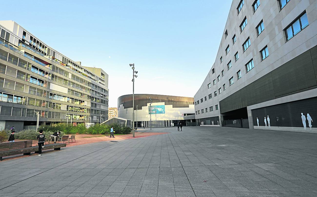 La plaza del Renacimiento es otro de los ejemplos de explanada 'dura' sin apenas vegetación.