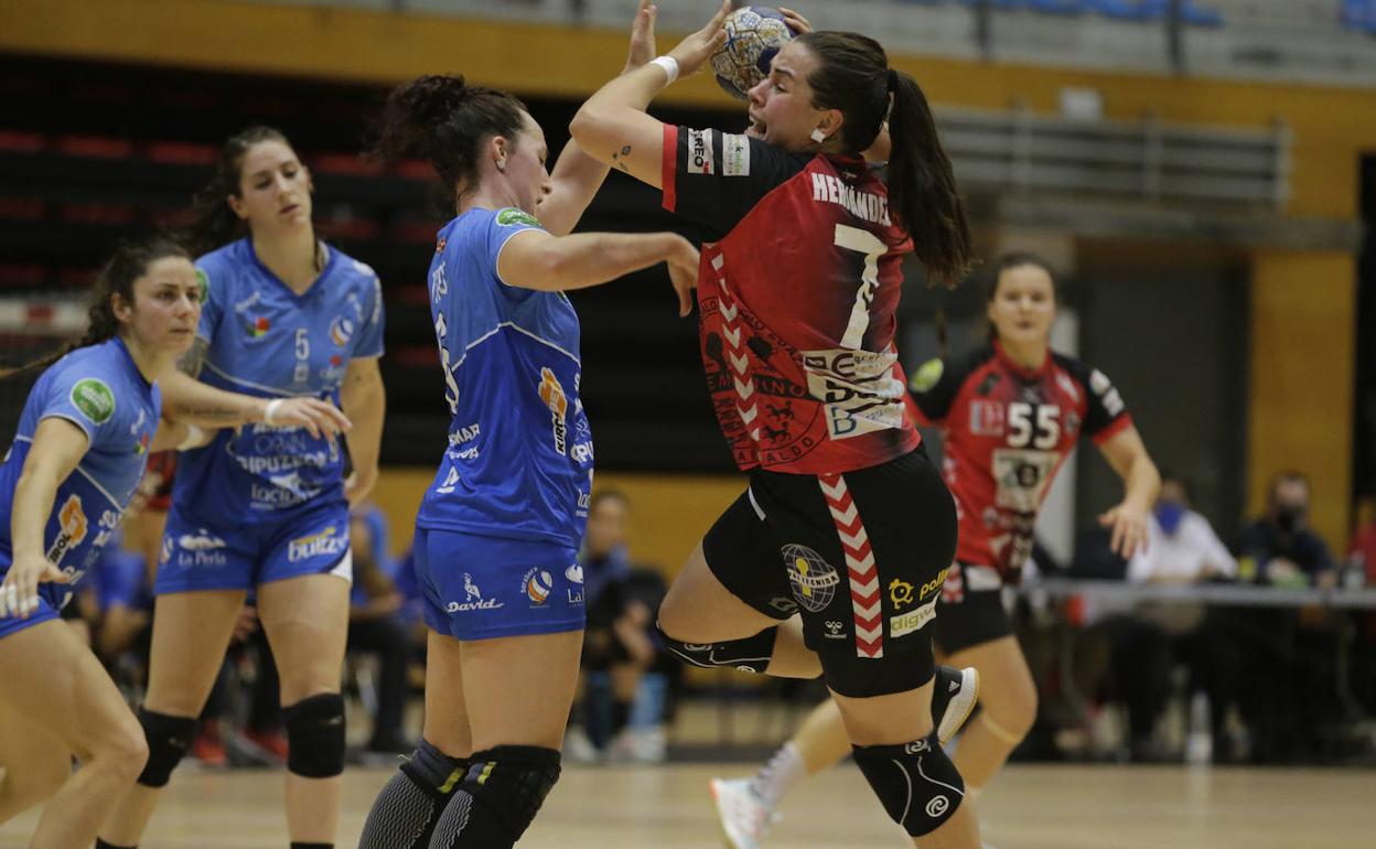Ainhoa Hernández lanzando un disparo en el anterior derbi frente al Bera Bera.