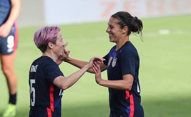 Rapinoe celebra con una compañera de equipo uno de los tantos en el torneo SheBelieves Cup.