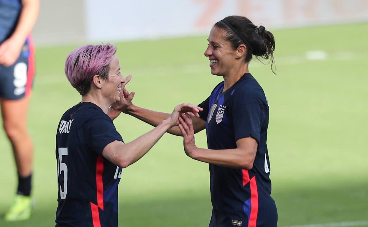 Rapinoe celebra con una compañera de equipo uno de los tantos en el torneo SheBelieves Cup.