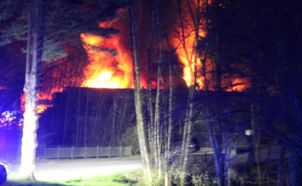 Imagen del fuego en plena noche. 