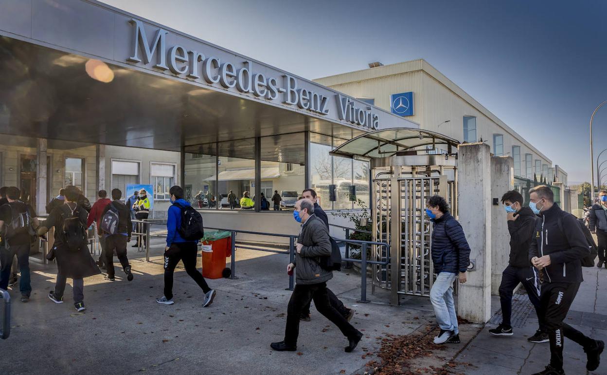 Trabajadores de Mercedes en Vitoria se disponen a entrar a la planta para iniciar el turno de tarde.