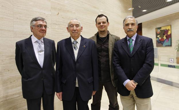 Antonio Petit Caro, Julio Garro, Aitor Morillón y Juanma Gutiérrez en el homenaje de la Asociacion de Periodistas Vascos en 2010.