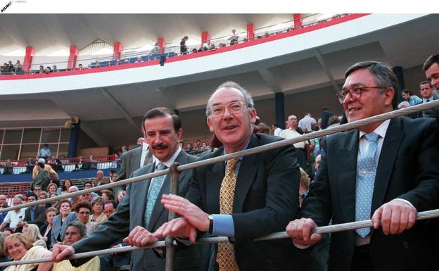 Josu Ortuondo, alcalde de Bilbao en 1998, el lehendakari José Antonio Ardanza y Antonio Petit Caro, presidente de la Asociacion de Periodistas de Bizkaia en la Corrida de la Prensa en la plaza de toros de Vista Alegre.