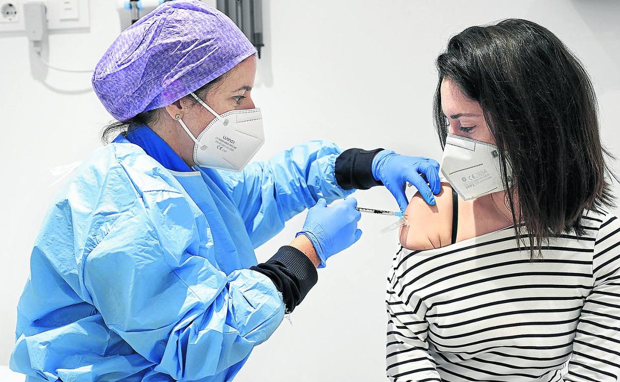 Una sanitaria administra la primera dosis de AstraZeneca a una profesora ayer por la tarde. 