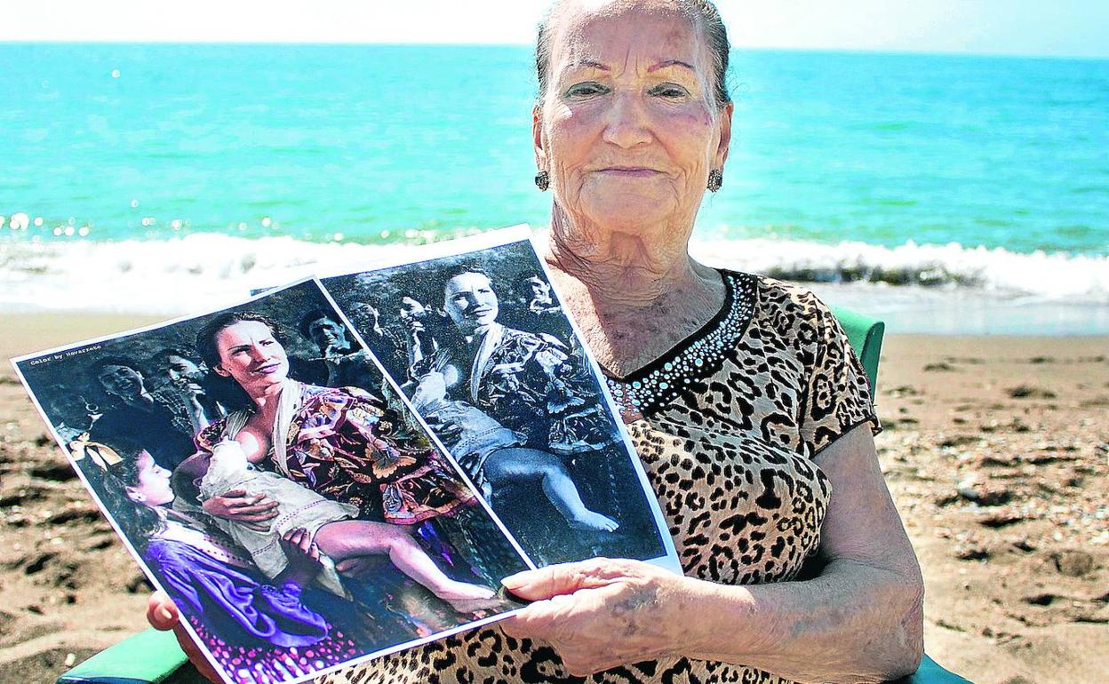 Conchita Peña muestra la foto original de Jean Dieuzaide y la versión coloreada en la playa de Benalmádena, junto a su casa. 