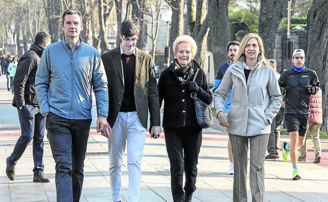 Iñaki Urdangarin camina por el Paseo de Fray Francisco en compañía de la infanta Cristina, su madre y uno de sus cuatro hijos. 