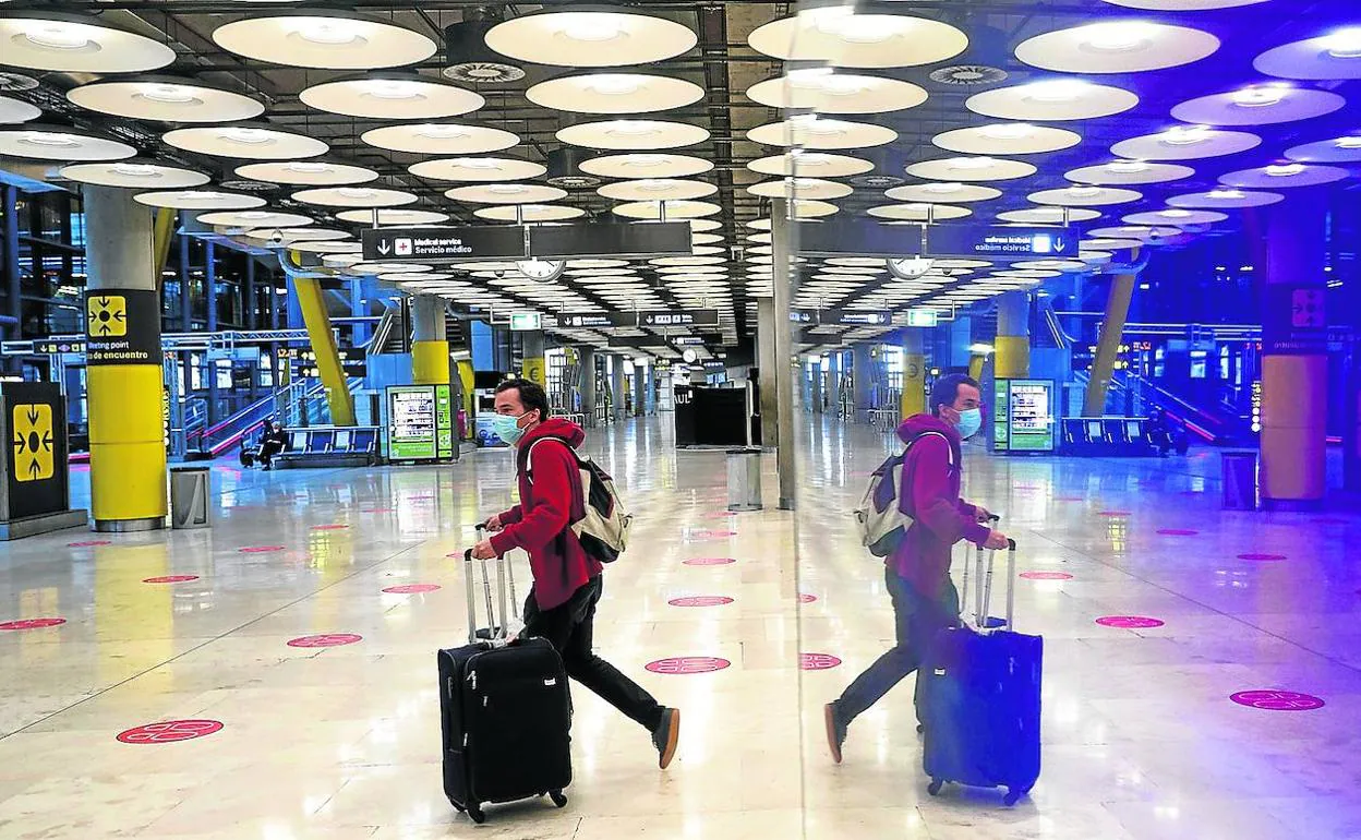 Un pasajero atraviesa una de las terminales del aeropuerto de Barajas, prácticamente vacío como consecuencia de la pandemia.