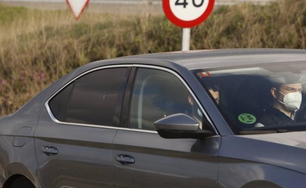 Una luneta oscura oculta a Urdangarin, que subió y bajó de Zaballa en el asiento trasero de este Skoda gris. 