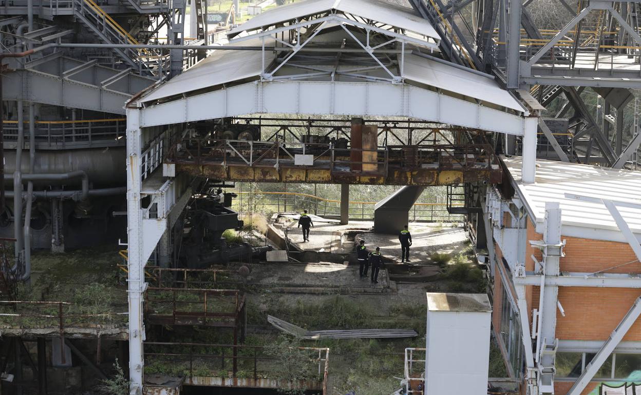 La Asociación Vasca de Patrimonio Industrial y Obra Pública (AVPIOP) alertó del robo de objetos de valor y actos vandálicos en el Alto Horno 1 de Sestao./ 