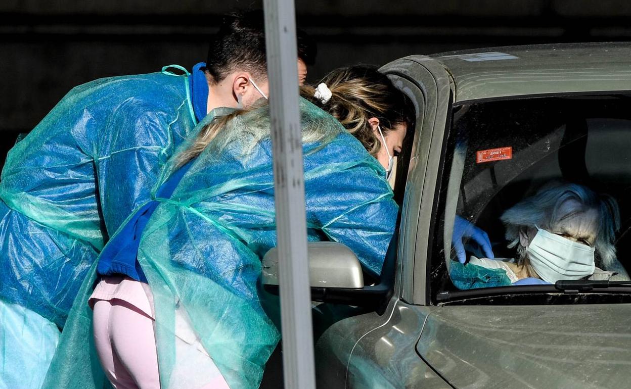 Las sanitarias vacunan a una mujer de más de 100 años sin que se baje del coche. 